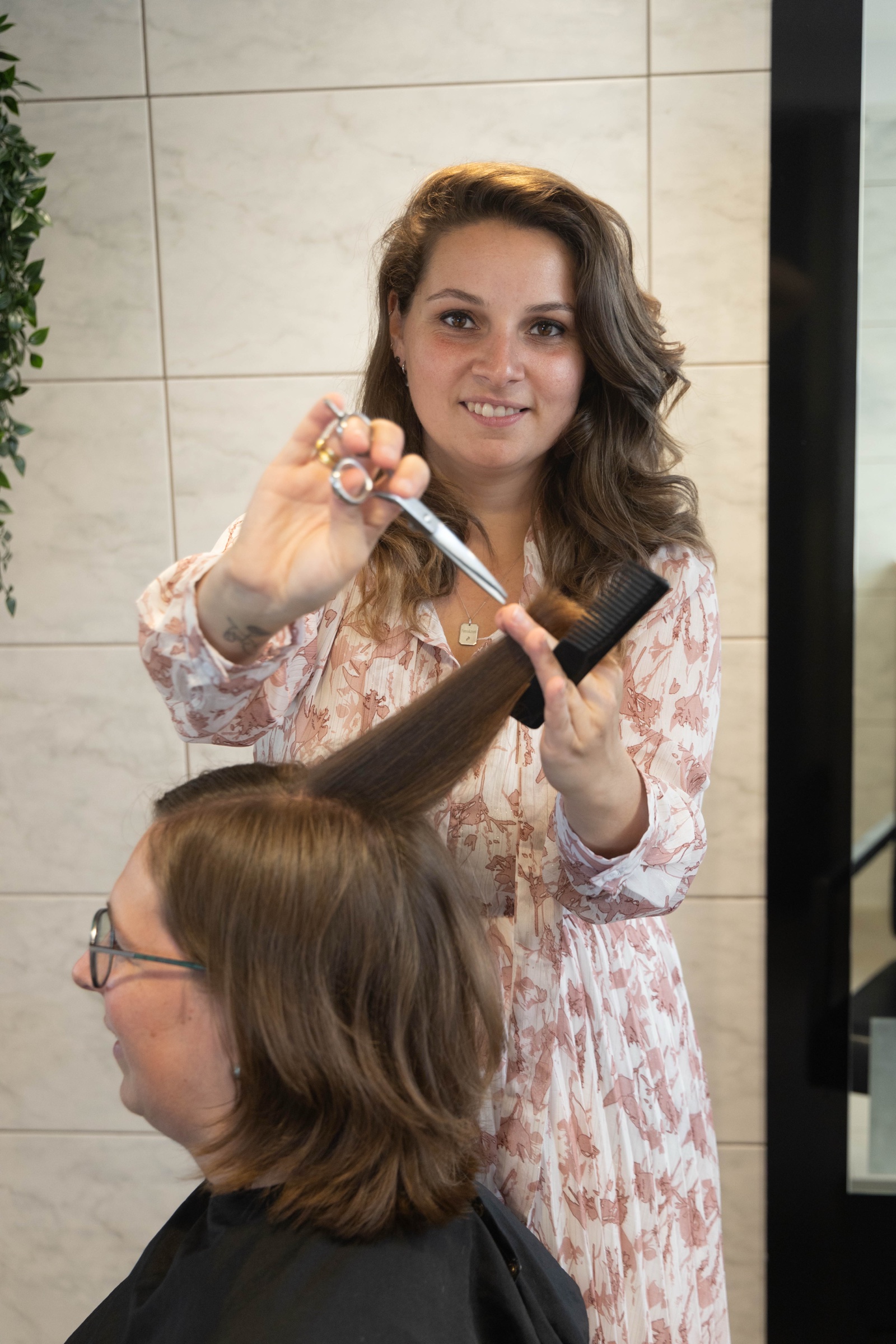 Beau aan het werk in haar salon